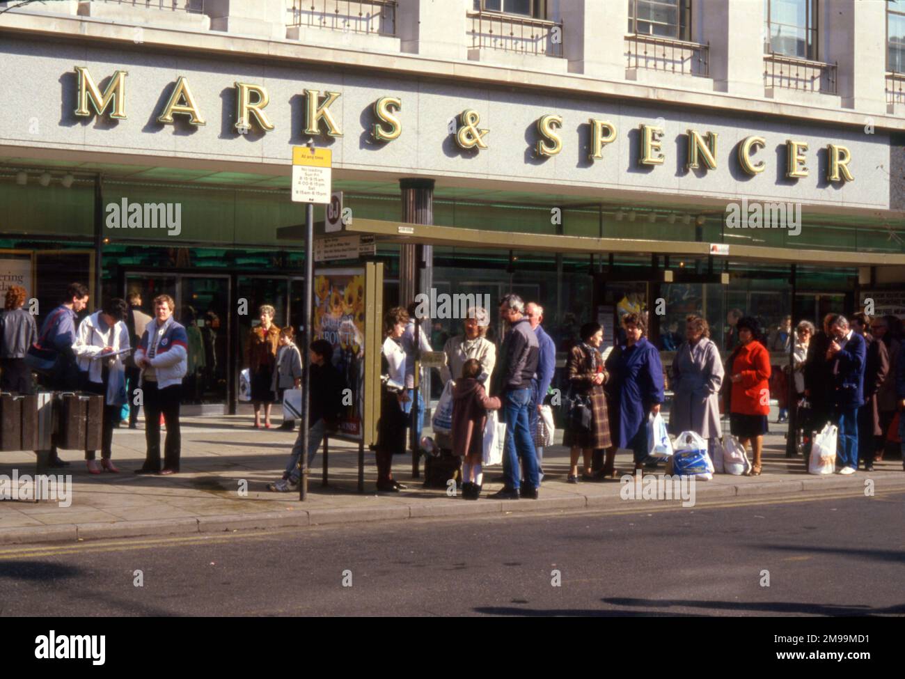 Marks & Spencer, Broad Street, Reading, Berkshire - Bushaltestelle. Stockfoto