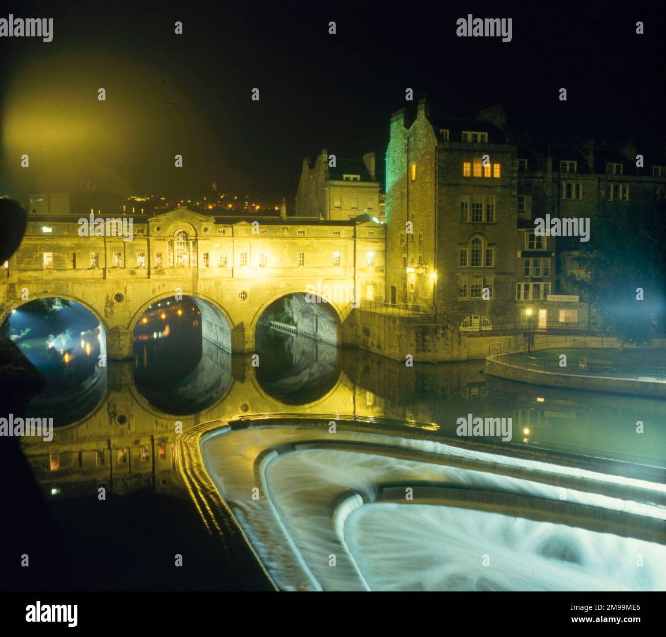 Die Pulteney Bridge aus dem 18. Jahrhundert, entworfen von Robert Adam in Bath, Somerset, England. Stockfoto