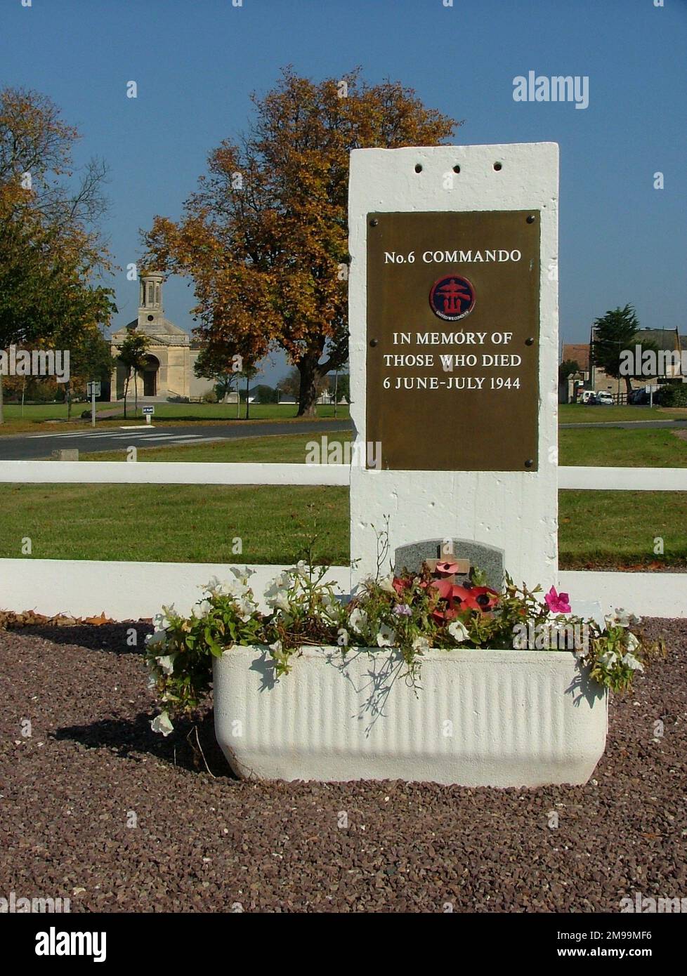 Nr. 6 führte am D-Day über die Pegasus-Brücke und ging in Richtung der Hochebene, die um Amfreville herum liegt. In Zusammenarbeit mit der 1. Spezialeinheit griffen sie an und übernahmen das Feature am Morgen des 7. Juni. Trotz des schweren deutschen Artilleriebeschusses in den nächsten Tagen, der viele Opfer forderte, hielt Nr. 6 an. Bernard Saulnier gehörte der nahegelegenen Farm, und mit seiner Initiative wurden die Kommandos jedes Jahr nach dem Krieg wieder willkommen geheißen. Am 40. Jahrestag hatte Bernard etwa 700 Menschen in seiner Scheune, die damals „Commando Farm“ genannt wurde. Stockfoto