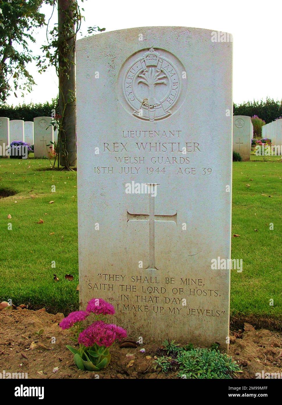 Whistler ist auf dem Commonwealth war Graves Cemetery in Banneville la Campagne begraben. Es gibt 2.175 Beerdigungen, hauptsächlich aus dem Kampf um Caen und die Falaise Gap. Whistler wurde am 18. Juli 1944 an seinem ersten Tag im Einsatz getötet. Nach seiner Ausbildung an der Slade School of Art trat er zu Beginn des Krieges in die Waliser Garde für Panzerung ein und arbeitete während seiner Dienste weiter als professioneller Künstler. Stockfoto