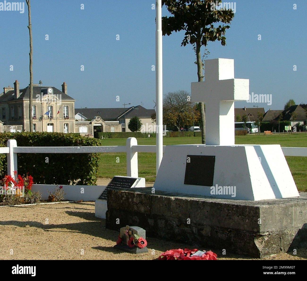 Die Brigade bestand aus den Nummern 4, 5, 6 Kommando, 45 Royal Marine Kommando und Nr. 10 Interalliierten Kommando. Sie sind alle auf einer Tafel am Ende des Kreuzes geehrt. Die Gegend ist bekannt als 'Place du Commandant Kieffer', der Herrscher des Kommandos Nr. 10 war. Die Aktion hier wird auf Plaketten beschrieben, die auf beiden Seiten des Denkmals angebracht sind. Stockfoto