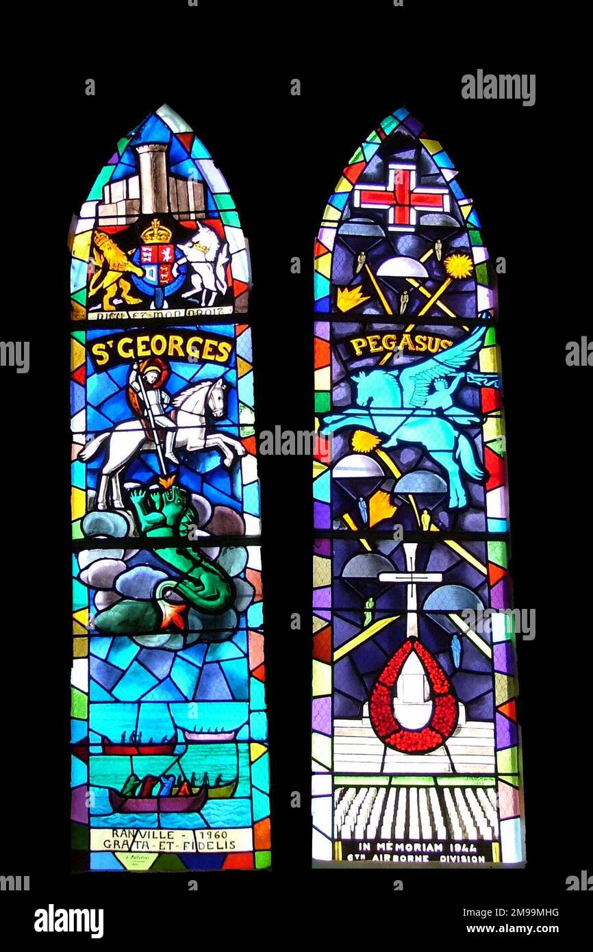 Es gibt zwei Fenster. Einer geht zur 6. Airborne und der andere nach St. George. Die erste wurde 1969 und die zweite 1960 vorgestellt. Sie sind in einer Seitenkapelle in der Ranville Kirche. Der Bereich um die Kirche wurde kurz nach dem D-Day zu einem Versammlungsbereich für königliche Ingenieure. Als die ersten Beerdigungen auf dem Feld neben der Kirche stattfanden, machte DAS RE ein Loch in die Mauer um die Kirche herum, um den Wechsel von einer zur anderen zu erleichtern. Die Lücke ist immer noch da und ermöglicht leichten Zugang zu dem kleinen Commonwealth war Graves Grundstück auf dem Kirchengelände. Stockfoto