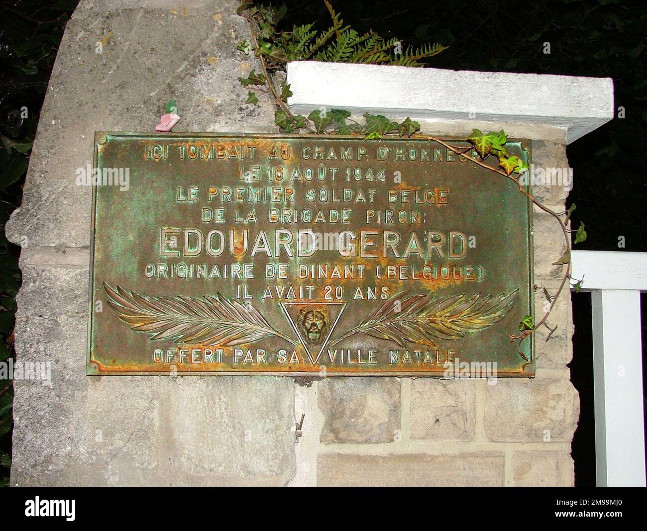 Diese Tafel auf dem Torpfosten von Haus 13-15 am D514. In Sallenelles erkennt Gerard als den ersten Belgier an, der in den Landings getötet wurde. Er wurde am 16. August 1944 getötet und das Denkmal wurde von Dinant errichtet, wo er 20 Jahre zuvor geboren wurde. Die Plakette verschwand gegen 2009 Uhr. Gerard war Mitglied der Piron Brigade und hat ein weiteres Denkmal in der Ranville Kirche. Stockfoto