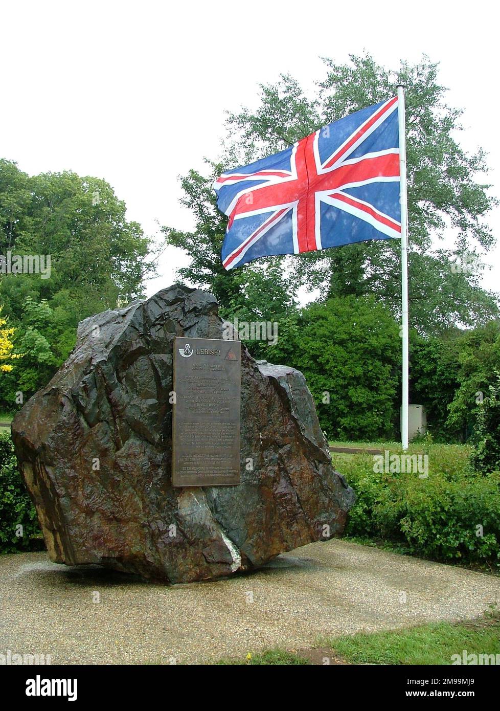 Dieses Denkmal für das 2. Bataillon markiert die deutsche Front vom 6. Juni bis 9. Juli 1944 während der intensiven Kämpfe um Caen. Die KSLI befreiten 'Breville-Beuville' und griffen Lebisy am Nachmittag des D-Day an. Die 185. Brigade, der das Regiment angehörte, sollte jedoch am D Day in Caen eintreten, aber erst 43 Tage später. Hier steht die Unionsflagge auf dem Kopf, wie sie es so oft ist, nicht absichtlich, sondern durch Verwirrung. Dies ähnelt der Verwechslung der Schreibweise französischer Dorfnamen auf britischen Gedenkstätten. Stockfoto
