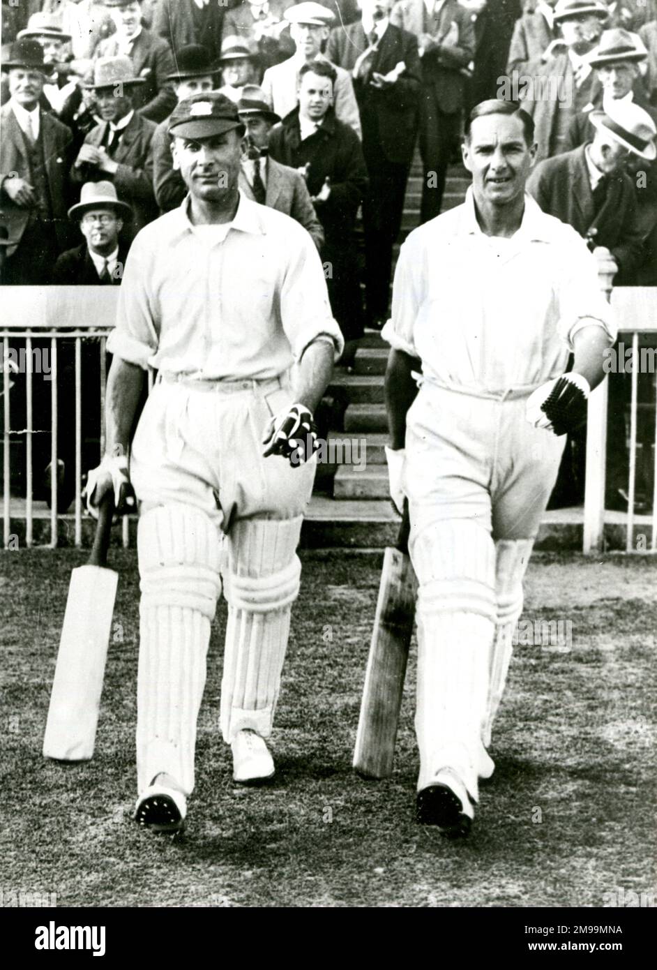 Jack Hobbs und Herbert Sutcliffe, Cricketspieler, kommen zum Schläger. Zwischen 1924 und 1930 bildeten sie eine Eröffnungspartnerschaft für das englische Team. Stockfoto