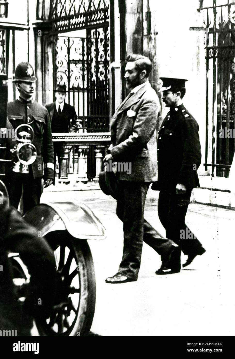 Roger David Casement (1864-1916), Diplomat, humanitärer Aktivist, Dichter, irischer Nationalist und Führer des Osteraufstiegs vom April 1916. Hier in London gesehen, als er den Hof während seines Prozesses wegen Hochverrats verließ. Stockfoto