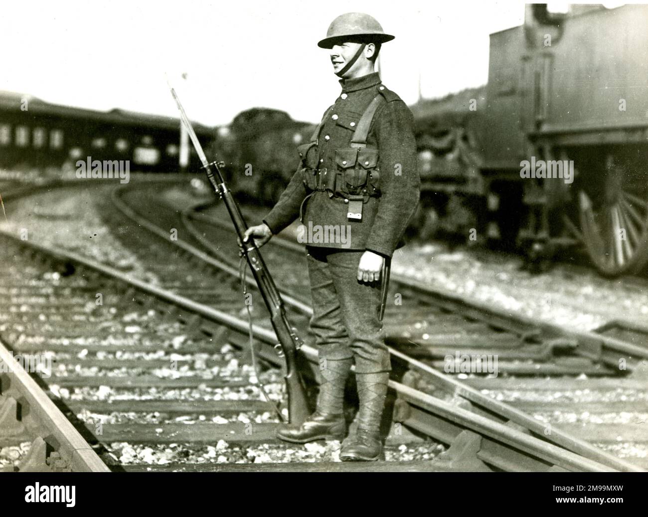 Ein Soldat bewacht die Hauptlinie der Great Western Railway in Slough während des Großen Streiks 1919. Stockfoto