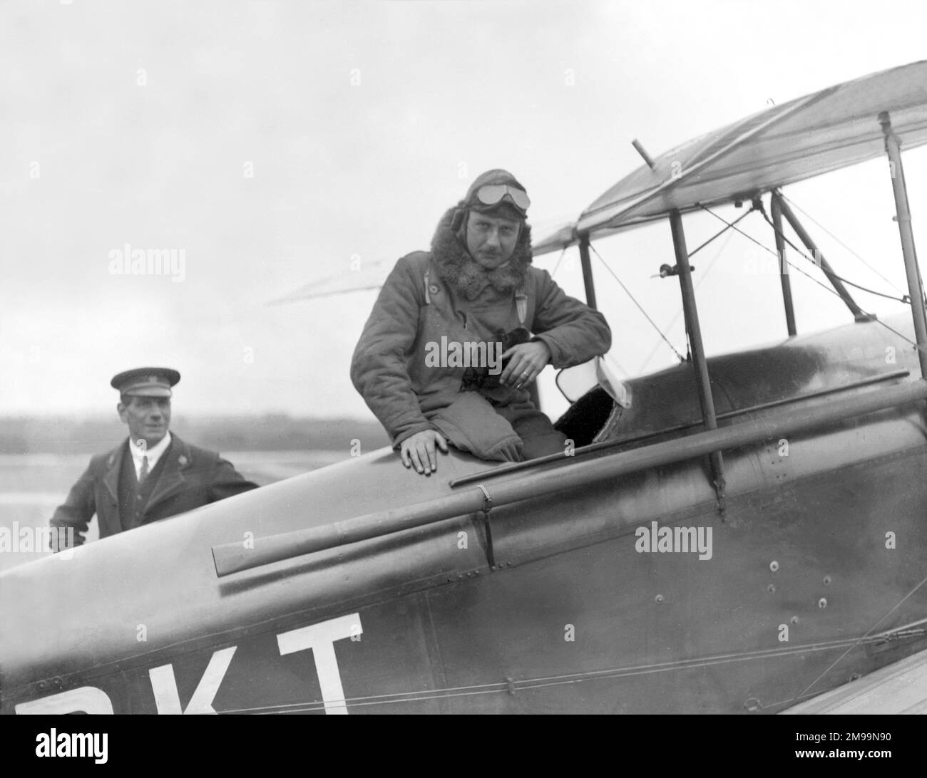 Sir Alan John Cobham (1894–1973) - englischer Flugpionier, der vor seinem De Havilland DH.60 Moth G-EBKT steht, einem leichten, zweimotorigen, einmotorigen, zweimotorigen britischen Zweisitzer-Rundflug- und -Übungsflugzeug. Ein Prototyp, den Cobham am 29. Mai 1925 in 14 Stunden, 49 Minuten von Croydon nach Zürich und zurück flog (danach wurde dieses Foto wahrscheinlich gemacht). Cobham flog auch die Motte im Kings Cup Air Race, obwohl das Wetter ihn dazu zwang, nicht ins Ziel zu kommen. Es wurde Zweiter in einem Folgerennen. Das Flugzeug endete am 21. August 1927 mit einem Absturz in Stanmore. Stockfoto