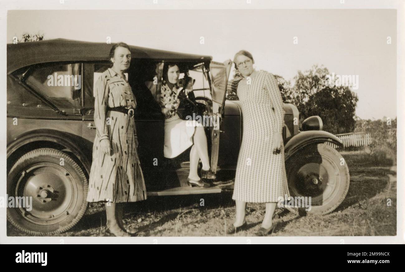 Drei Damen mittleren Alters, die auf dem Land herumfahren Stockfoto