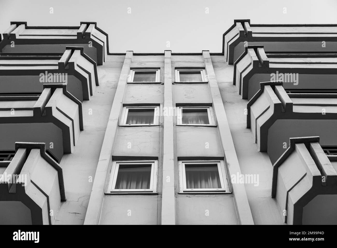 Foto eines mehrstöckigen Gebäudes während des Tages in der Türkei. Symmetrie von Balkonen und Fenstern gegen den blauen Himmel. Foto eines Apartmenthauses von Stockfoto