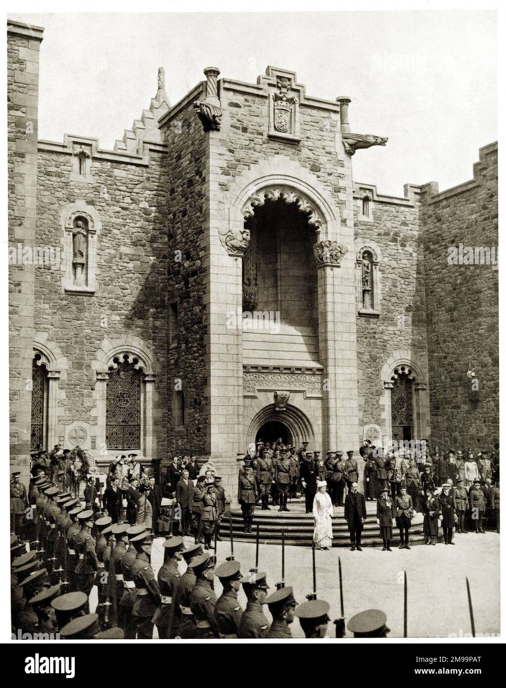 King George V und Queen Mary eröffnen den Scottish National Shrine im Edinburgh Castle, Schottland. Stockfoto