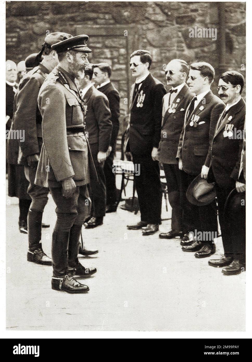 König George V. spricht mit blinden Kriegsveteranen in Edinburgh, Schottland. Stockfoto