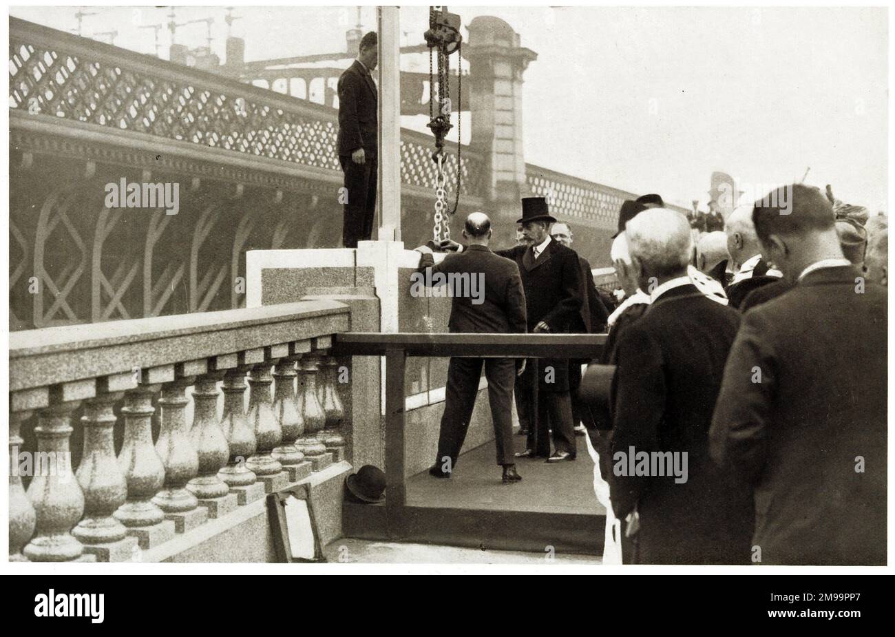 Der König öffnet die King George V Bridge über den Fluss Clyde in Glasgow, Schottland. Stockfoto