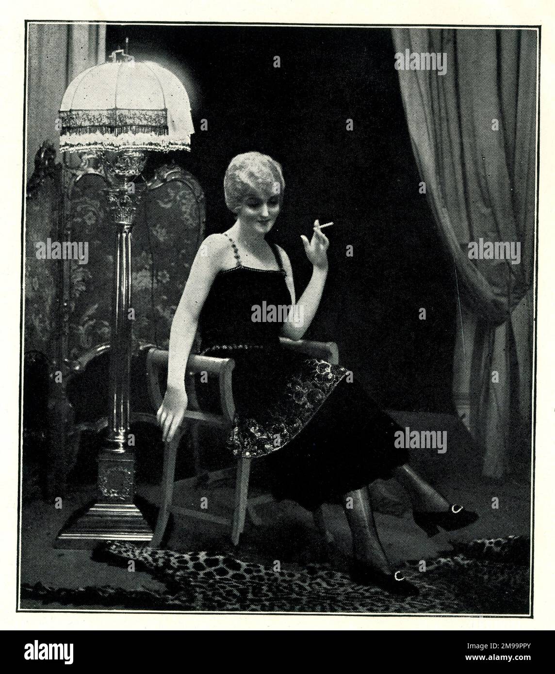 Wachsmodell einer Frau in einem Schaufenster, entworfen von Sage und Co, Shop Fittings. Stockfoto