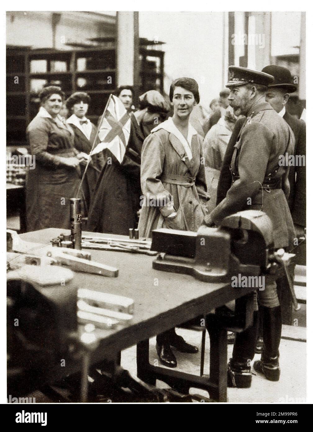 König George V. Besuch einer Glasgow-Fabrik zu Beginn des Ersten Weltkriegs. Stockfoto