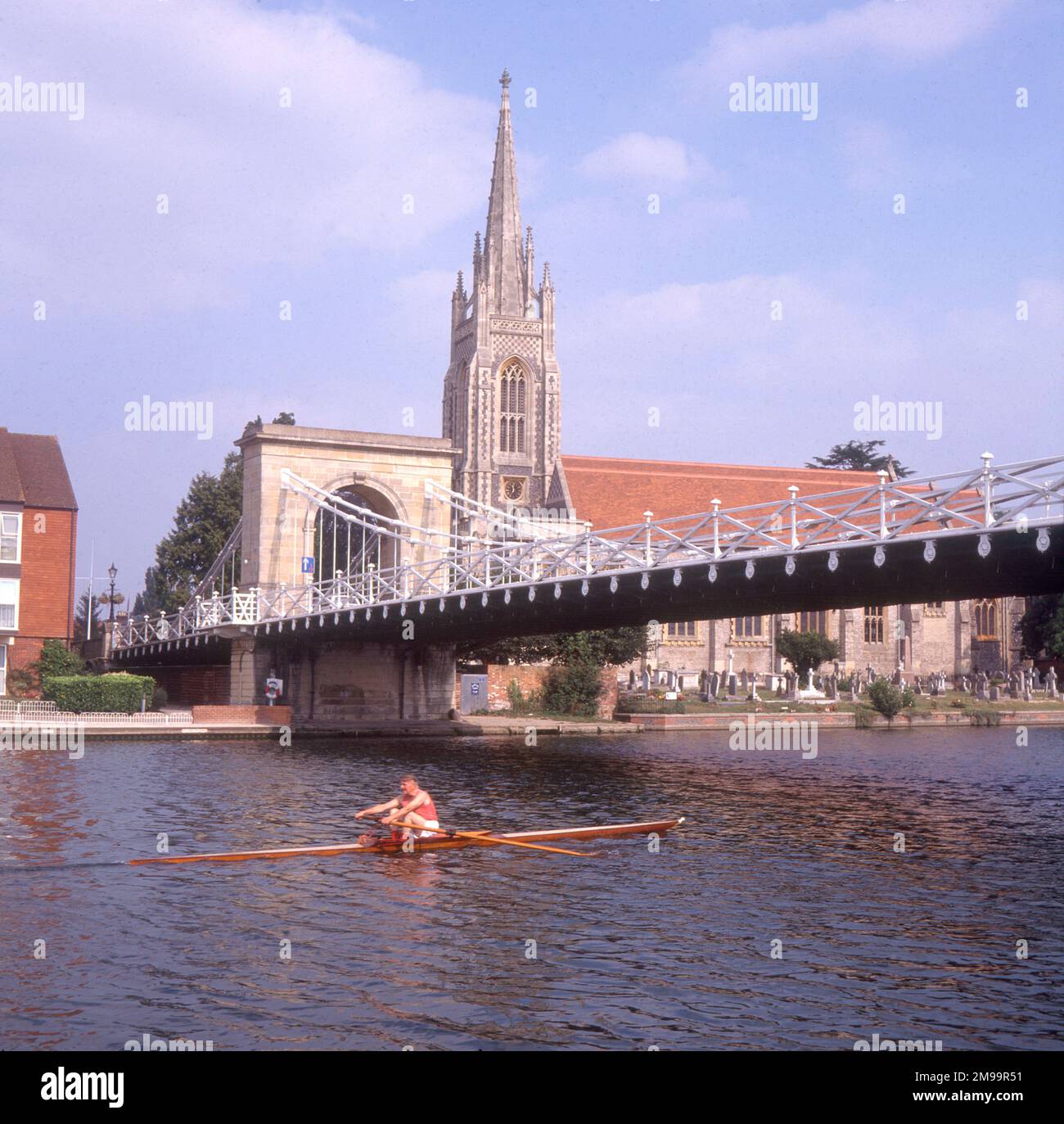 Marlow Bridge über die Themse und All Saints Church in Marlow, Buckinghamshire. Stockfoto