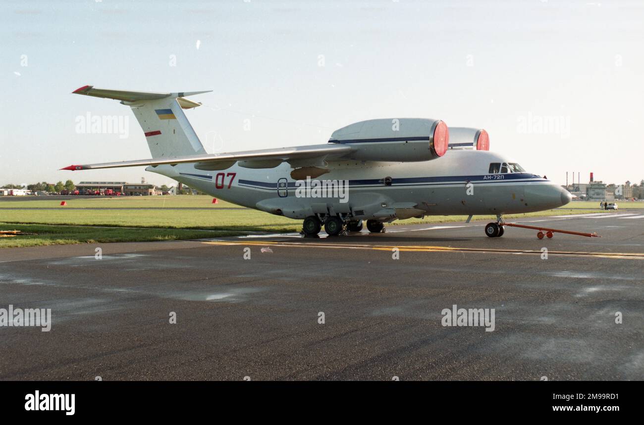 Farnborough 92 - Antonov an-72P Maritime Patrol Variante, Bort Nummer 'Rot 07', Steuerbordseite, zeigt die UB-32-57 32-Raketeneinheit unter dem Standard. Flügel, APU-Auspuff, Spreu- und Bördelspender und elektrooptische Sensoreinheit. Stockfoto