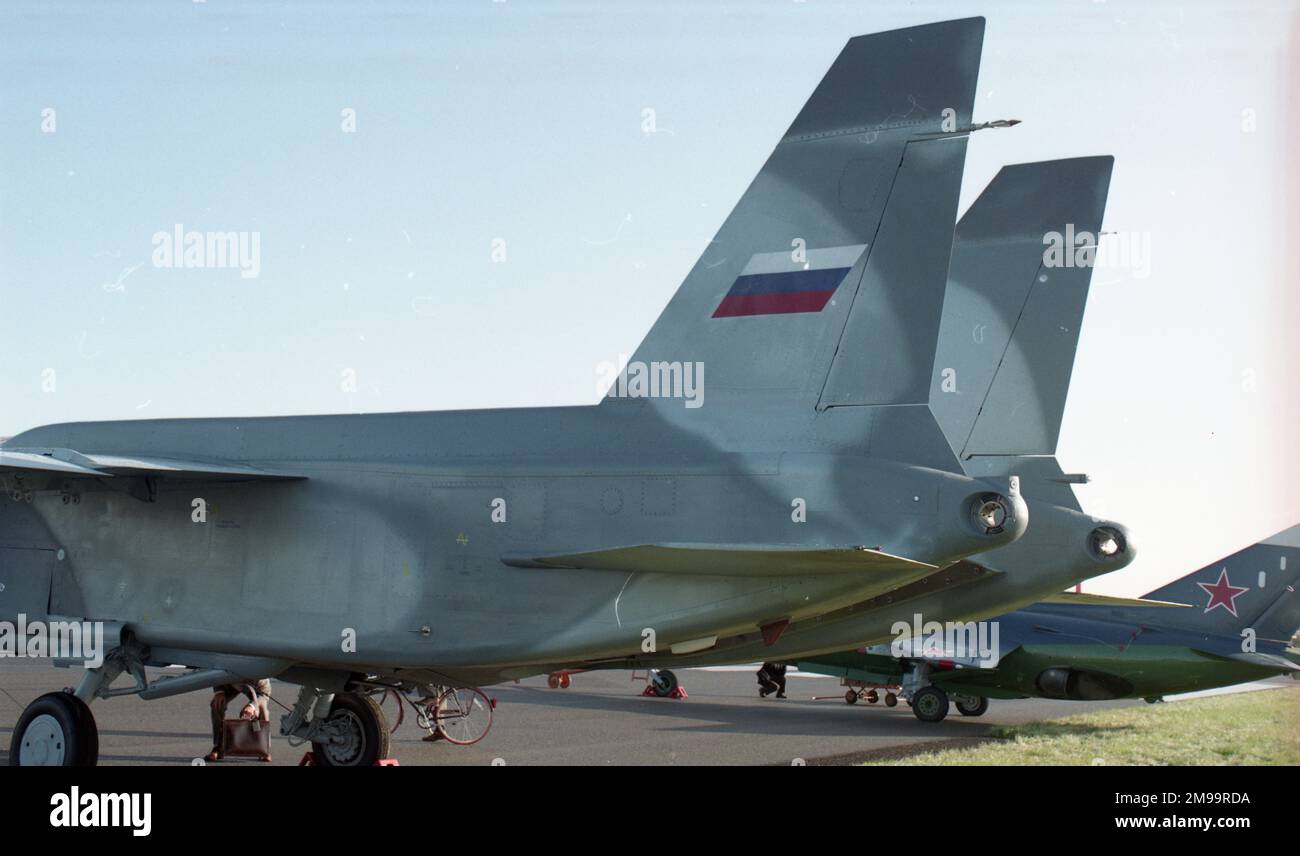 Farnborough 92 – Yakovlev Yak-141 (c/n 48-2) „White 141“ – Detail Rumpf hinten, zeigt die Gierpufferdüse im Backbord-Ausleger. Stockfoto