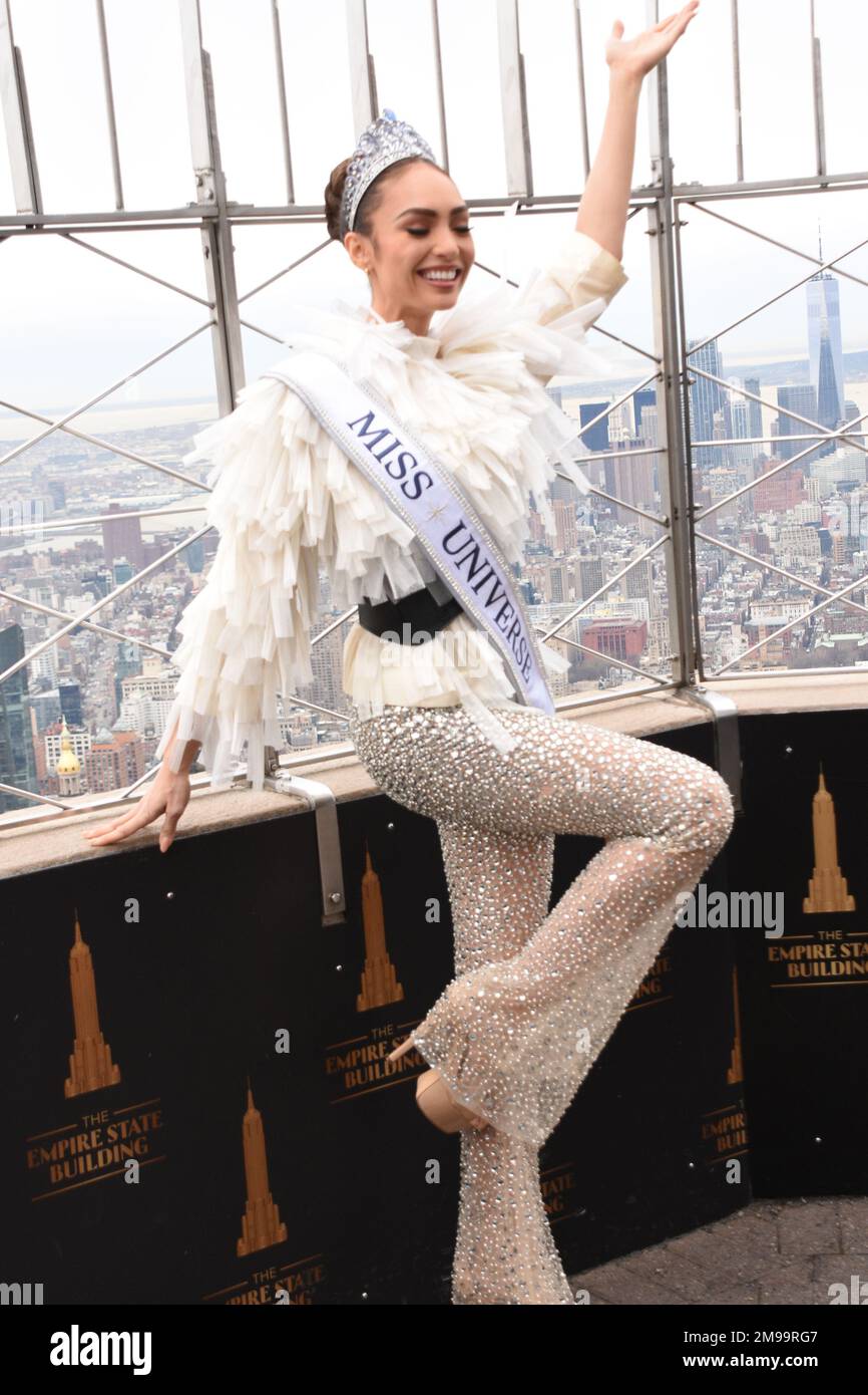 New York, New York, USA. 17. Januar 2023. Die neu gekrönte Miss Universe R'Bonney Gabriel besucht am 17. Januar 2023 das Empire State Building in New York City. Kredit: Mpi099/Media Punch/Alamy Live News Stockfoto