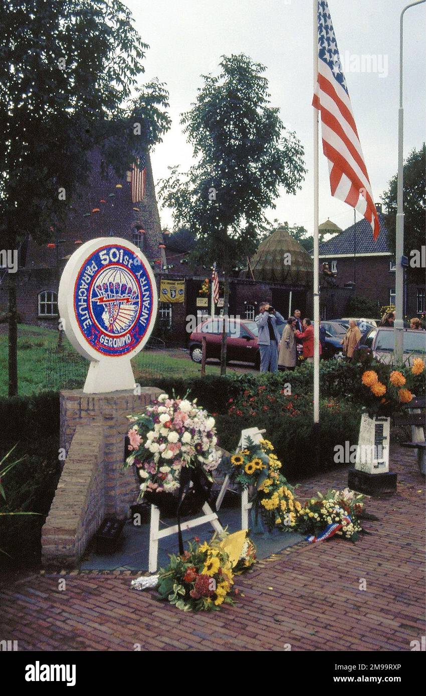 Während der Operation Market Garden im September 1944 wurden die Luftstreitkräfte beauftragt, eine Reihe von Brücken über Wasserstraßen zu erobern, die den Vormarsch der Bodentruppen behinderten. Im Kampf westlich von Veghel auf dem Zuid-Willemsvaart-Kanal waren die 501. an Hand-zu-Hand-Kämpfen beteiligt, als sie darum kämpften, den „Korridor“ offen zu halten, den Namen, der der Straße über alle Brücken gegeben wurde, nachdem sie gefangen worden waren. Es gibt hier eine Reihe von Gedenkstätten, einschließlich dieses Hauptdenkmal, das 1981 errichtet wurde. Es ist mit dem bunten Abzeichen des Regiments versehen, das den Kopf der Apache Geronimo (deren Batt Stockfoto