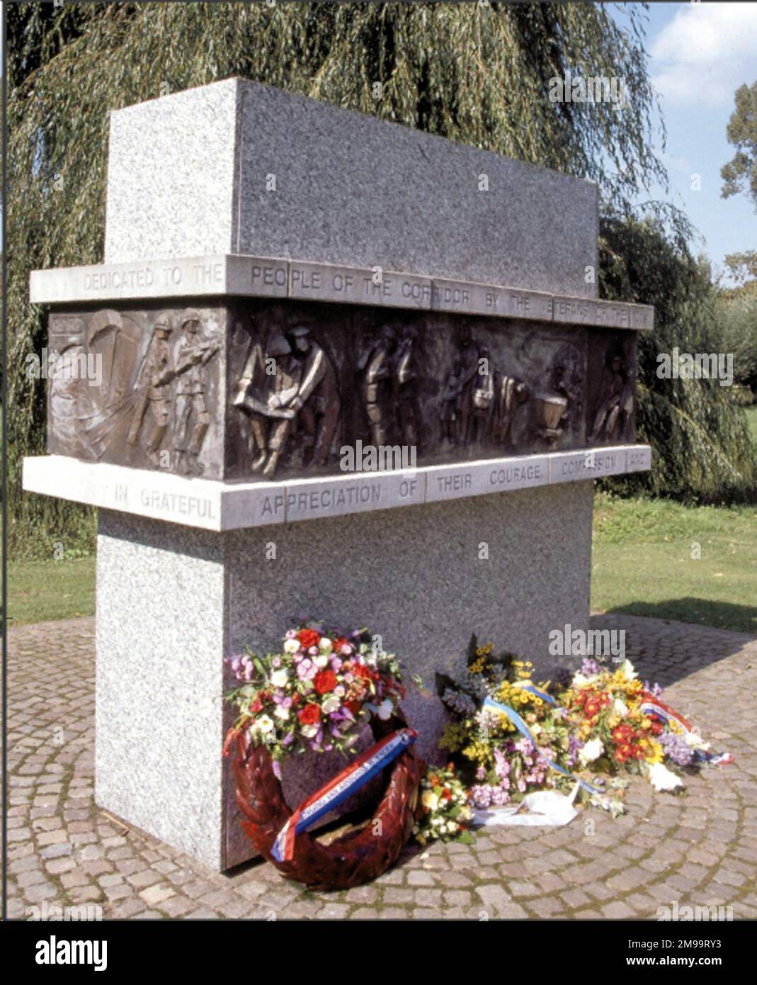 Das Denkmal, das sich in Sint Oedenrode befindet, wurde in Anerkennung des niederländischen Widerstands gegen die Deutschen und der Hilfe, die die 101. von der örtlichen Bevölkerung erhalten hatten, von 101. Veteranen der Luftfahrt initiiert und finanziert. Es war die Idee des Veteranen John Seney und wurde von Frans Alkemade, Andre van Bergeyk und Trudy Peters-Broos entworfen. Sie wurde am 21. September 1994 von Generalleutnant Harry Kinnard enthüllt, der 1944 den 501. PIR befehligte, der am falschen Ort landete, fast auf Schloss Heeswijk. Die Inschrift ist „dem niederländischen Volk in dankbarer Wertschätzung gewidmet“ und um die herum Stockfoto