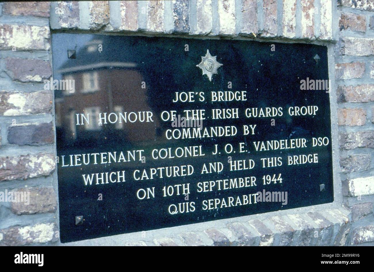 Das ist auf einem kleinen Steinsockel neben dem Kanal. Die Überquerung hier ist bekannt als De Groote Barrier und die Brücke wurde eine Woche vor Beginn der Operation Market Garden eingenommen. Die ursprüngliche Brücke wurde 1940 von den Belgiern zerstört, um die Invasion der Deutschen zu verzögern. Sie ersetzten es durch eine schwere Stützkonstruktion, die später zu Es ist hier. wurde Stockfoto