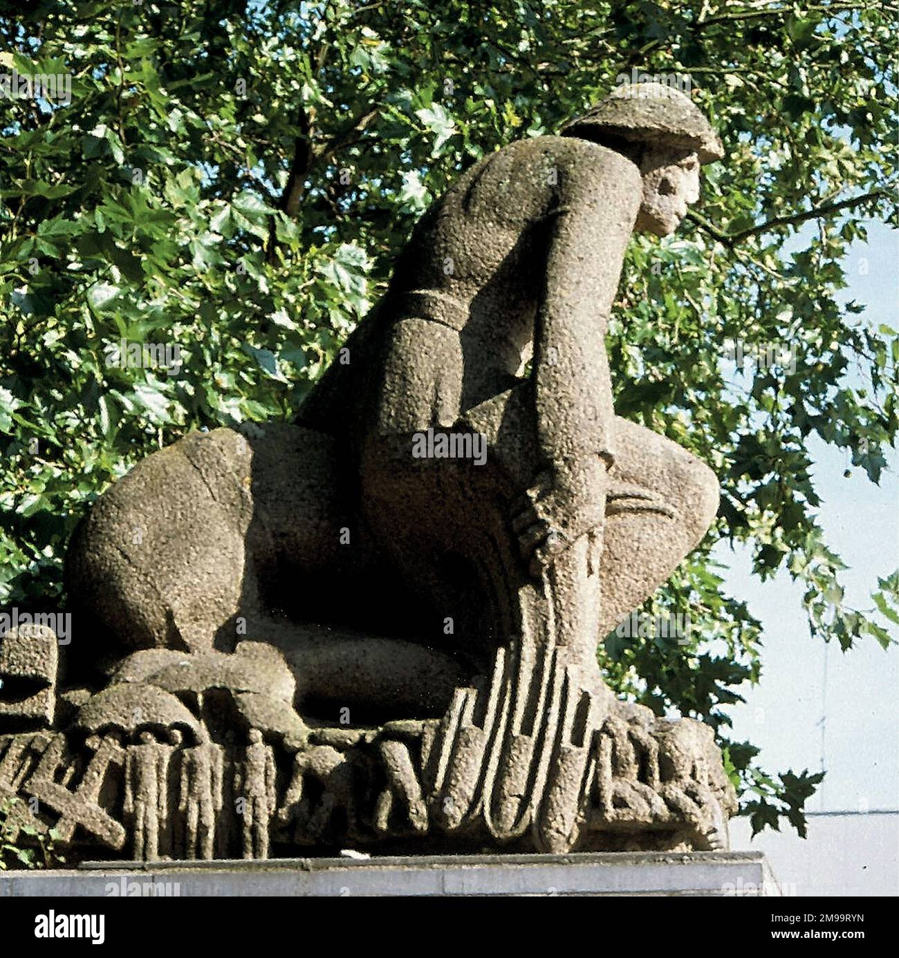 Diese Statue in Nijmegen zeigt einen Soldaten, der neben einem verwundeten Kameraden kniet, und erinnert an die niederländischen Streitkräfte, die WW2 getötet wurden - schätzungsweise 2.300 Soldaten (bei den deutschen Anschlägen vom Mai 1940 getötet) und 2.900 Seeleute, die bei der Royal Navy dienten. Es wurde am 5. Mai 1951 errichtet, als der Name des Platzes in Erinnerung an die Befreiung von Nijmegen von Koning Hendrikplein in Plein 1944 geändert wurde. Es wurde aus einer Reihe von Entwurfsvorlagen ausgewählt. Maris beschrieb die Figur: "Im Graben beschütze ich meinen Kameraden. Er wurde abgeschossen. Ich bin bereit zu feuern. Ich bleibe hier, bis jemand zu uns kommt Stockfoto