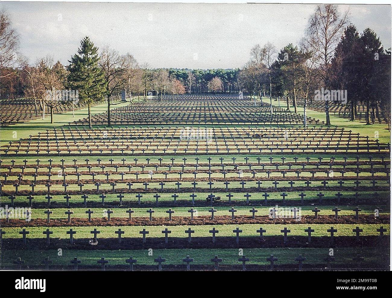 Ursprünglich ein amerikanischer Friedhof, heute der größte deutsche Grabplatz von WW2 außerhalb Deutschlands. Es enthält die Gräber von 38.962 Soldaten des 39-45-Krieges und 541 des 14-18-Krieges. Ursprünglich ein temporärer amerikanischer Friedhof, wurde er den Deutschen von '46 bis '47 übergeben. Die belgischen Behörden überführten dann alle deutschen Soldaten, die in Belgien getötet wurden, nach Lommel sowie die ursprünglich in Leopoldsburg angefertigten Beerdigungen des Ersten Weltkriegs. Je zwei Grabstätten wurde ein Kreuz errichtet, so dass fast 20.000 Kreuze das 16 Hektar große Gelände bedeckten. Zwischen 1978-80 waren die ursprünglichen emaillierten Namensschilder chan Stockfoto