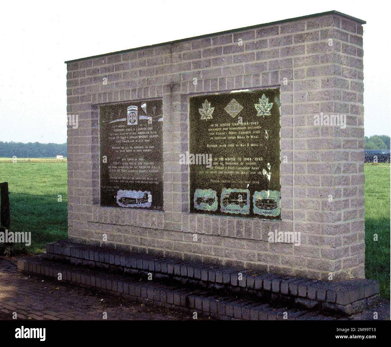 Diese doppelte Gedenkstätte wurde am 16. September 1990 von C. Hectors, A. van Grinsven und Pater Thuring in Klein Amerika errichtet. Die linke Tafel schreibt, dass, da Europa in Gefahr ist, Paras hier zu Tausenden gelandet ist, General James Gavin und die All American Division 17. Und 18. September 1944 Operation Market Garden. Pilgrim, bist du, wie die Befreier, bereit, dein Leben zu geben, wenn deine Leute dich brauchen. Diese Gegend war für die Amerikaner DZ N und 2.291 Männer des 505. PIR landeten beim Hauptquartier der 82. Airborne Division. General Gavin und sein Personal landeten um etwa 1315 Uhr. Die rechte Tafel Stockfoto