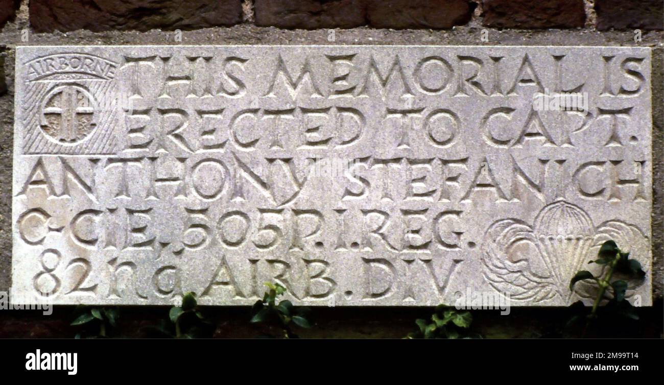 Dieses Gebiet, bekannt als Klein Amerika, war die Drop Zone 'N' für das US 505. Parachute Infanterie Regiment und liegt knapp eine Meile von der deutschen Grenze am Reichwald entfernt. Pater Thuring, der Pastor der örtlichen Kirche, war Militärhistoriker, Autor einer Reihe von Büchern über die Market Garden Operation und jemand, der entschlossen war, sich daran zu erinnern, was die Alliierten für Holland taten. Auf der Kirche befinden sich sechs Plakate, die von Niels Steenbergen geformt und von den Groesbeek-Nijmegen Airborne Friends finanziert wurden und am 13. Juni 1979 platziert wurden. Einer geht an Captain Anthony Stefanich, C Coy 505. PIR, der im Akt getötet wurde Stockfoto