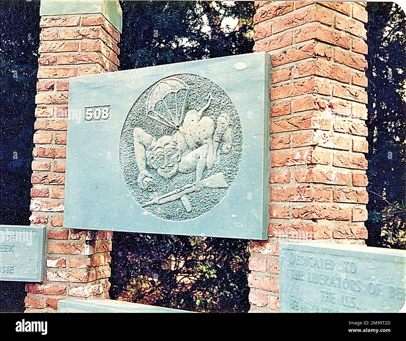 Das Denkmal wurde von H. J. Guse entworfen und am 17. September 1981 errichtet. Er erinnert an die Befreiung von Beek am 17. September 1944 durch die 508., die als "Rote Teufel" bekannt waren. Es war der erste Tag der Operation Market Garden. In C-Kompanie des Regiments war erster Sergeant Leonard A. Funk, der nach Pennsylvania zurückkehrte, als der am meisten dekorierte amerikanische Fallschirmjäger des Krieges. Das Bas-Relief eines teuflischen Teufels stammt aus einem Eintrag in das Tagebuch eines deutschen Offiziers, der in Anzio gegen amerikanische Fallschirmjäger kämpfte (tatsächlich waren es die 504., nicht die 508.). Da stand: "Amer Stockfoto