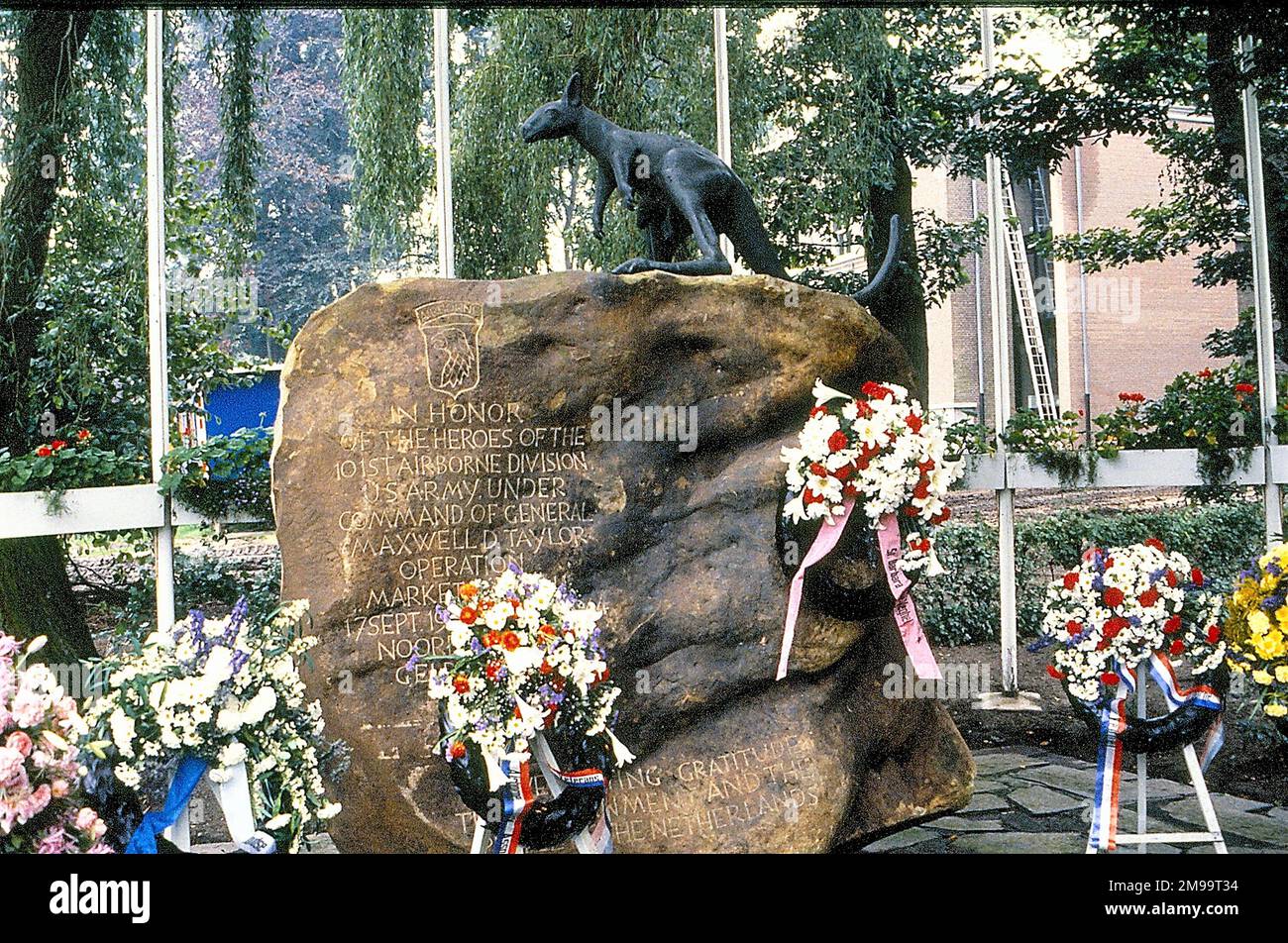Die Gedenkstätte ist in Form eines Kängurus mit einem Baby in ihrer Tasche (ein Symbol der alliierten Kräfte, die über niederländische Flüsse springen) auf einem riesigen Steinblock mit einem Gewicht von 1.200 kg. Es wurde von Neil Steenbergen entworfen. Am 17. September 1959 enthüllte die HRH Prinzessin Irene aus den Niederlanden sie. Auf dem Boden befindet sich auch eine Gedenktafel zur Erinnerung an Veghels Befreiung vom 17. September 1944 durch das 501. Fallschirm-Infanterie-Regiment mit anderen Einheiten nach einer intensiven Schlacht vom 22. Bis 24. September. Unter einem Stein befindet sich eine Urne, die Erde aus den 50 Staaten der USA enthält Neben dem Denkmal sind zwei Bänke Stockfoto