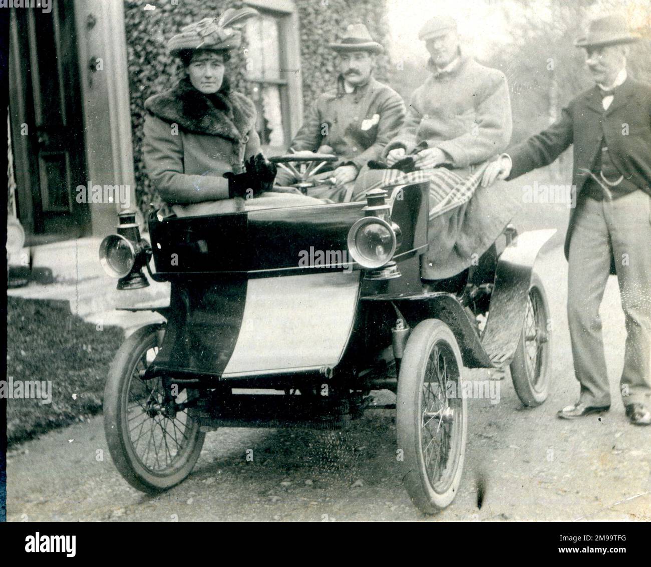 Vier Leute mit einem alten Auto. Stockfoto