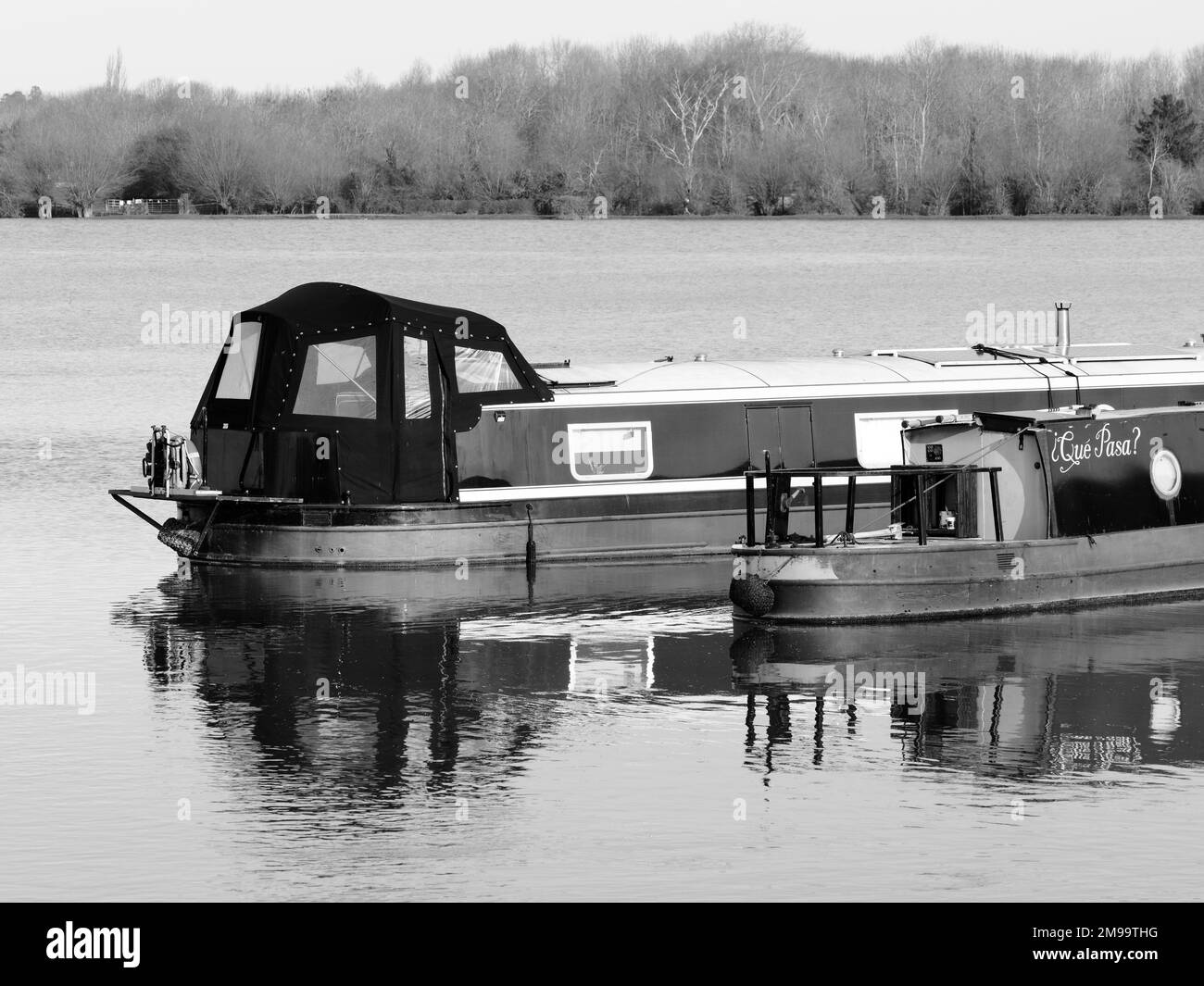 Schwarz-Weiß-Landschaft von Schmalbooten, überflutet, Port Meadow, Oxford, Oxfordshire, England, Großbritannien, GB. Stockfoto