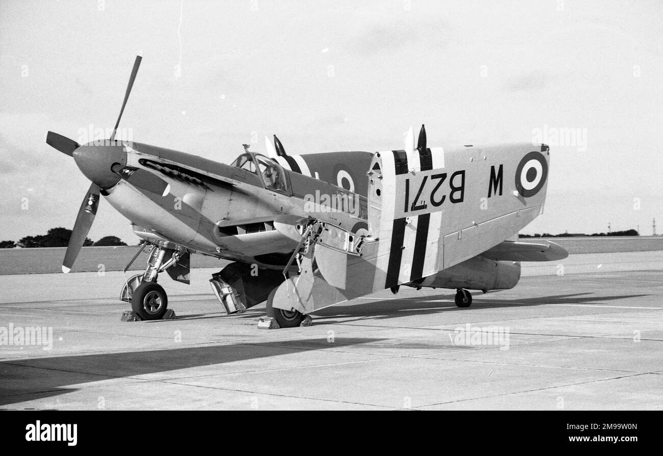Royal Navy Historic Flight Fairey Firefly ALS Mk.5 WB271 - gesehen am Royal Naval Air Station Culdrose (WB271 tragisch mit zwei Toten auf einer Duxford Airshow am 12. Juli 2003 abstürzte). Stockfoto