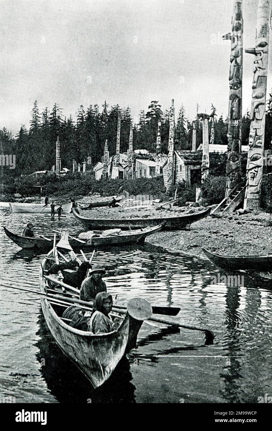 Indianisches Dorf mit Totempfählen in Alaska. Stockfoto