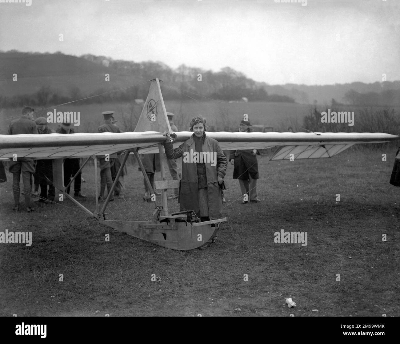 Amy Johnson CBE (1903-1941) – Pionierin der englischen Pilotin (die erste Frau, die allein von London nach Australien geflogen ist), die neben einem von Kegel gebauten Zogling-Segelflugzeug in der Nähe von Wendover, Buckinghamshire, steht. Datum: 13. April 1930 Stockfoto