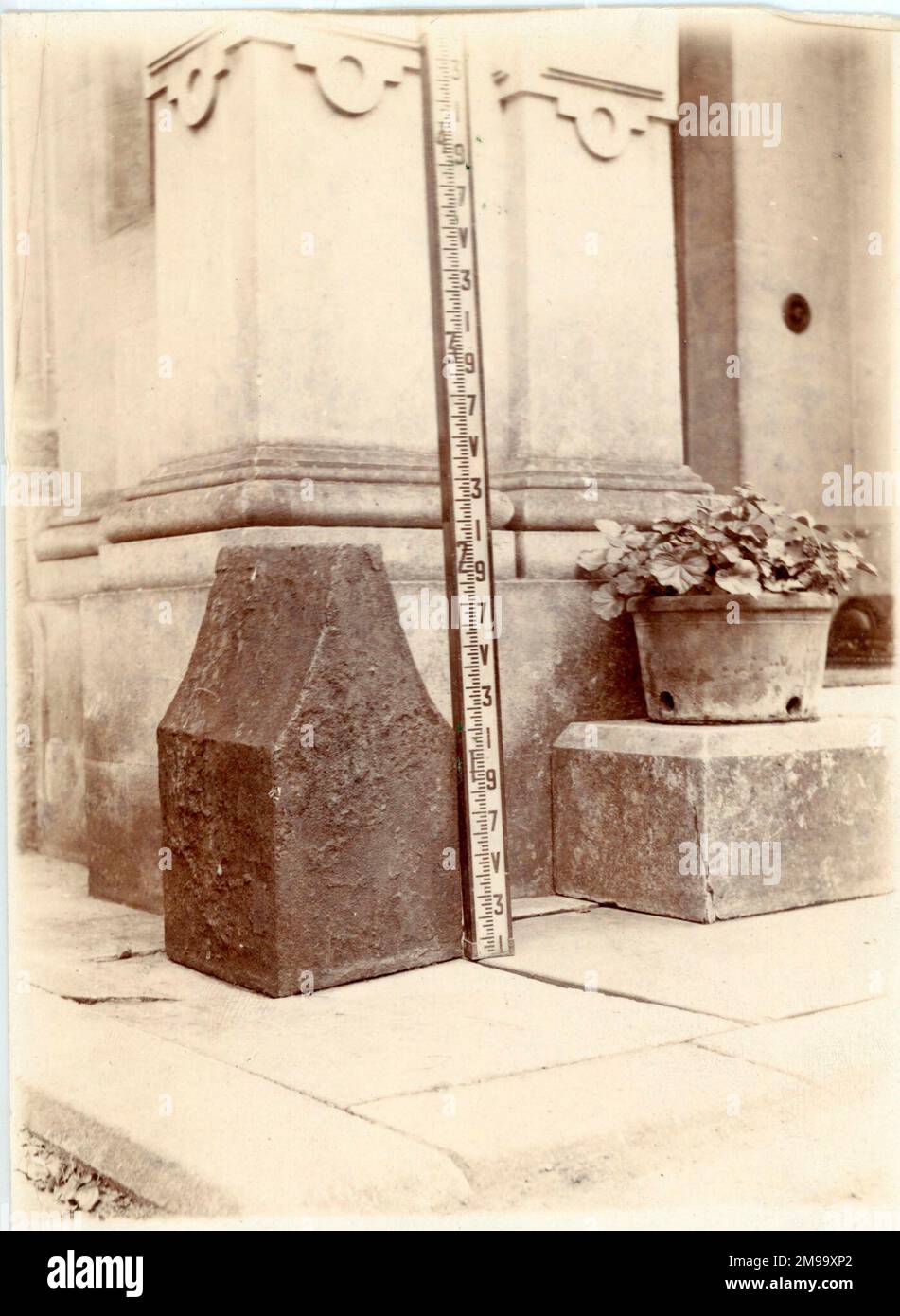 Foto eines alten Amboss, der in Kent gefunden wurde und vermutlich 1660er in Bugsell Forge benutzt wurde. Neben einem Lineal angezeigt. Die Reliquien wurden auf dem Gelände eines alten Eisenwerks gefunden, etwa 1 Meile nördlich von Etchingham Station, South Eastern Railway. Stockfoto