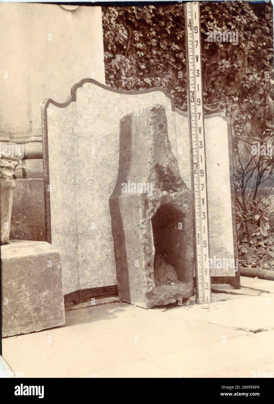 Foto eines alten Neighammers, der in Kent gefunden wurde und wahrscheinlich 1660er in Bugsell Forge benutzt wurde. Neben einem Lineal angezeigt. Die Reliquien wurden auf dem Gelände eines alten Eisenwerks gefunden, etwa 1 Meile nördlich von Etchingham Station, South Eastern Railway. Stockfoto