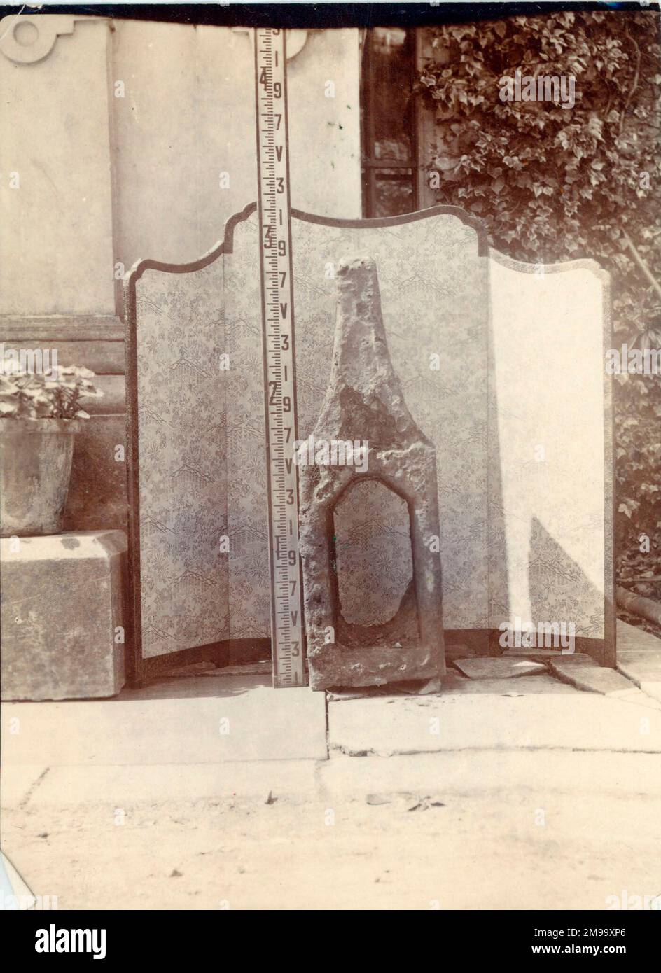 Foto eines alten Neighammers, der in Kent gefunden wurde und wahrscheinlich 1660er in Bugsell Forge benutzt wurde. Neben einem Lineal angezeigt. Die Reliquien wurden auf dem Gelände eines alten Eisenwerks gefunden, etwa 1 Meile nördlich von Etchingham Station, South Eastern Railway. Stockfoto