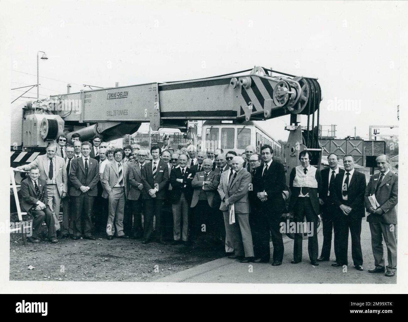 Gruppenporträt von Mitgliedern der Railway Division im British Rail Kingmore Depot, Carlisle. Cowans Sheldon 75 Tonnen Eisenbahnkrane im Hintergrund. Stockfoto