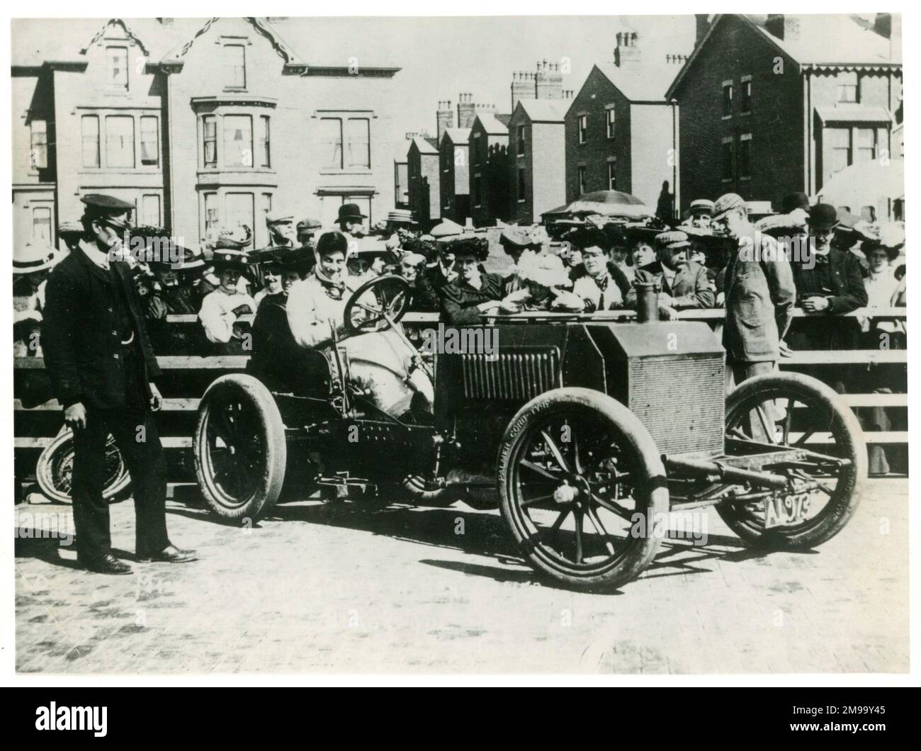 Miss Dorothy Levitt, die ersten Engländer, die einen Rennwagen fuhren, am Steuer des 100hp Napier Racer, Blackpool Race Meeting. Stockfoto