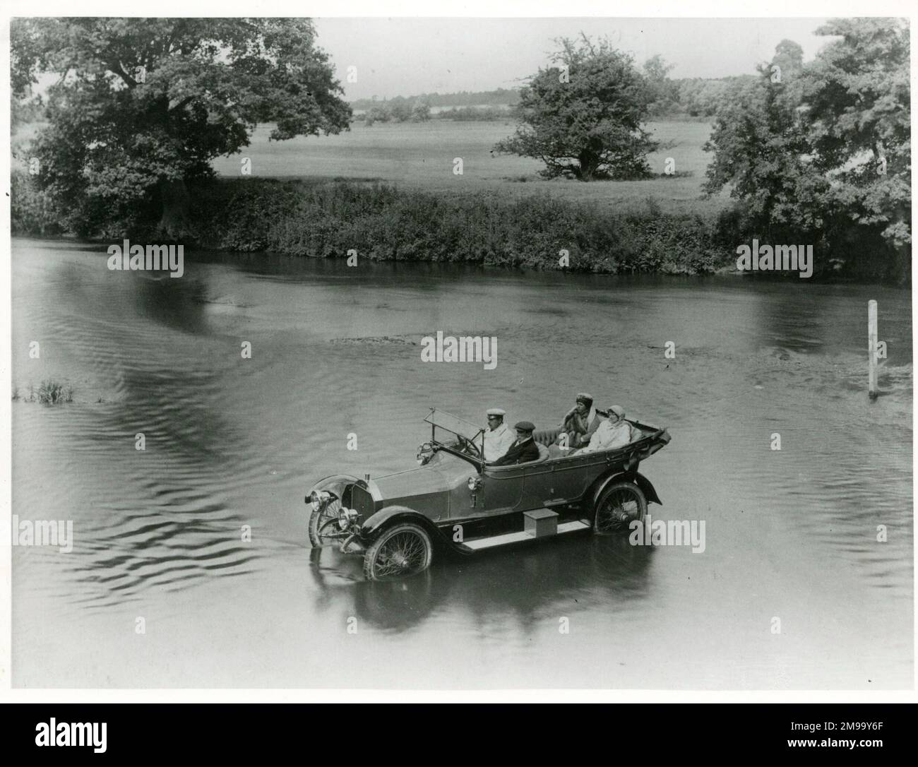 Napier „Colonial“-Auto, das einen Fluss überquert. Stockfoto