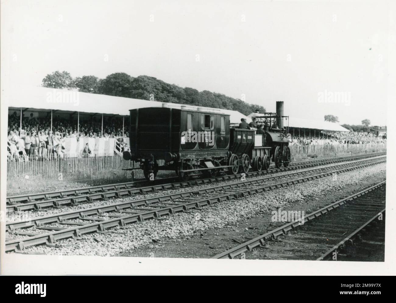 Die Lokomotive war die erste Lokomotive, die George Stephenson 1825 gebaut hat. Bei den Feierlichkeiten zum Geburtstag. Stockfoto