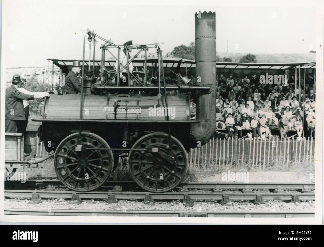 Die Lokomotive war die erste Lokomotive, die George Stephenson 1825 gebaut hat. Sie wurde bei den Centenary Celebrations gezeigt. Stockfoto