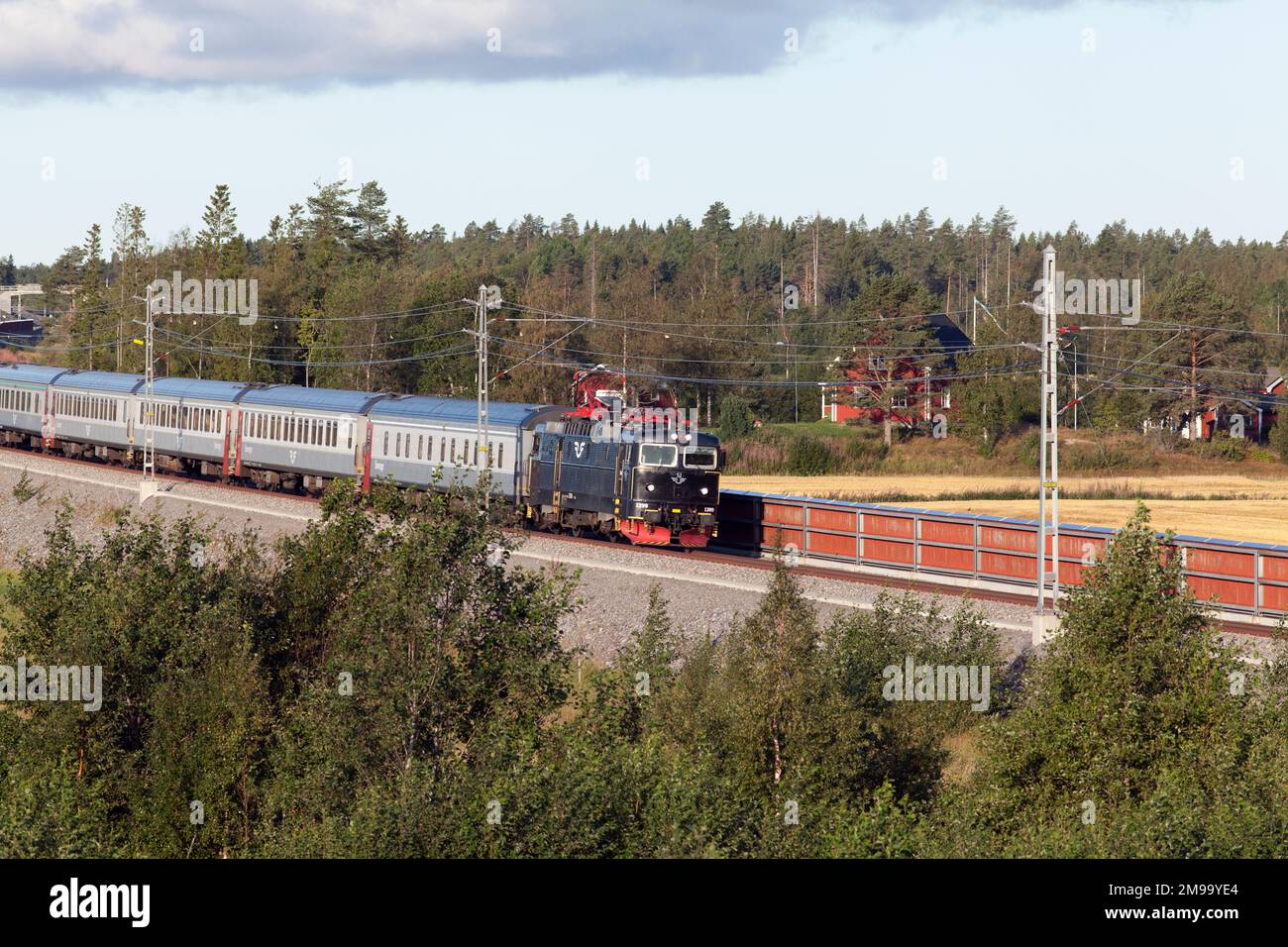 BOTTNIEN, SCHWEDEN, AM 13. AUGUST 2014. Nachtzug Nr. 92 fährt nach Norden. Mit hoher Geschwindigkeit durch die Landschaft. Editorial use. Stockfoto