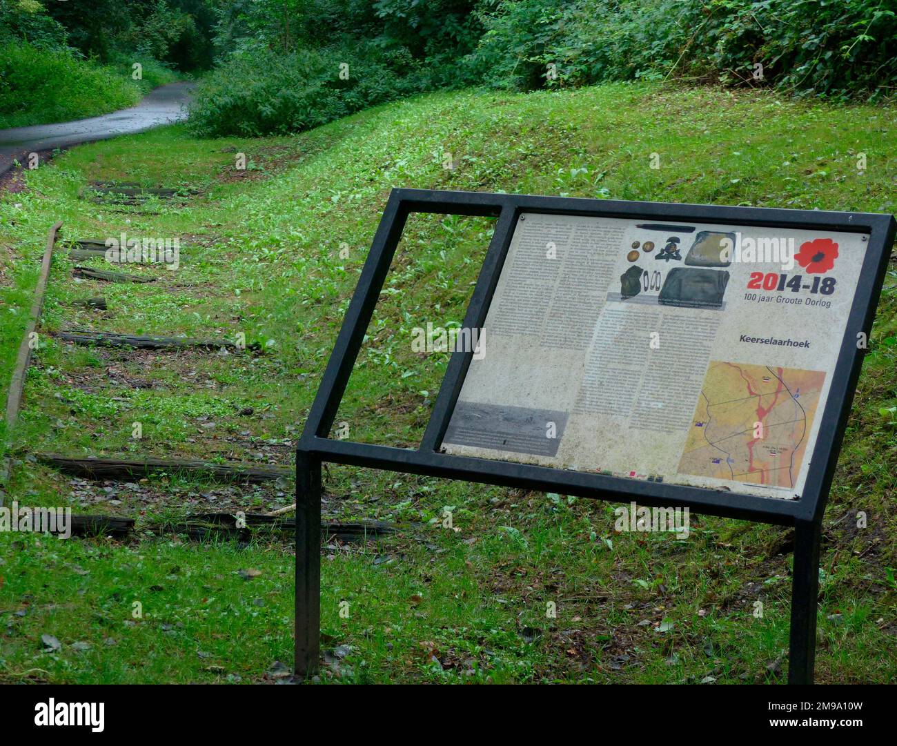 Info Board & WW1 Eisenbahnreste, Tyne Cot Gegend Stockfoto