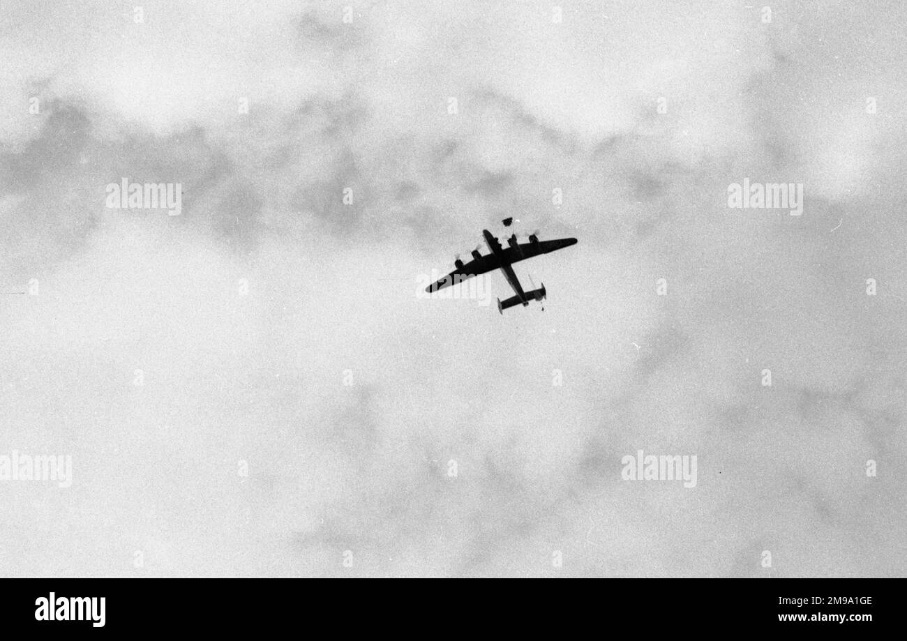 Handley Page Halifax A.IX, der einen Para-Drop eines 25-Pfünder-Artillerie-Stücks auf der Gatwick Aviation-Ausstellung 1949 vorführt. Stockfoto