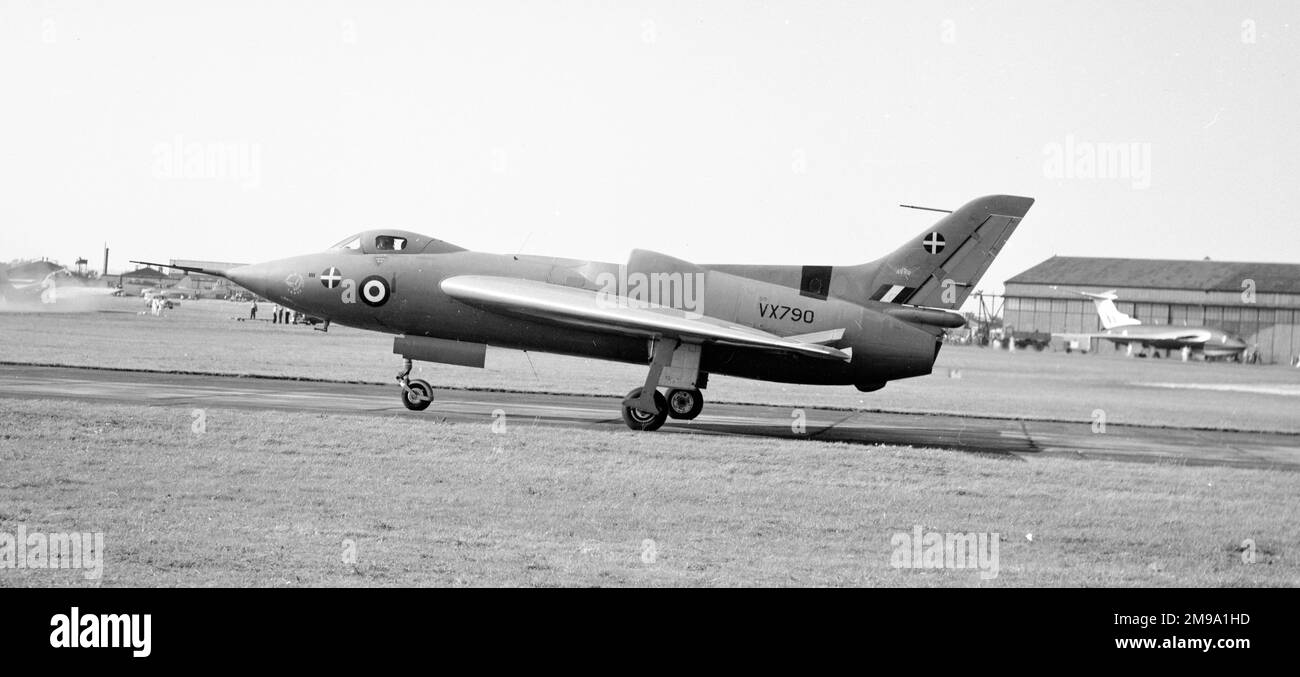 Das zweite Avro 707 Delta Forschungsflugzeug, das auf der Farnborough SBAC Show 1952 beim Rollen gesehen wurde, geflogen von J.H. Orrell. Im Hintergrund ist der erste Prototyp der Handley Page HP.80 Victor WB771 rechts zu sehen. Auf der linken Seite sehen Sie den 3.-Prototyp des Fairey Gannet WE488, der sich über das Gras hin bewegt, und eine nicht identifizierte kurze Naht AS.1. Neben dem Gannet befindet sich ein Gloster Meteor F.8. Stockfoto