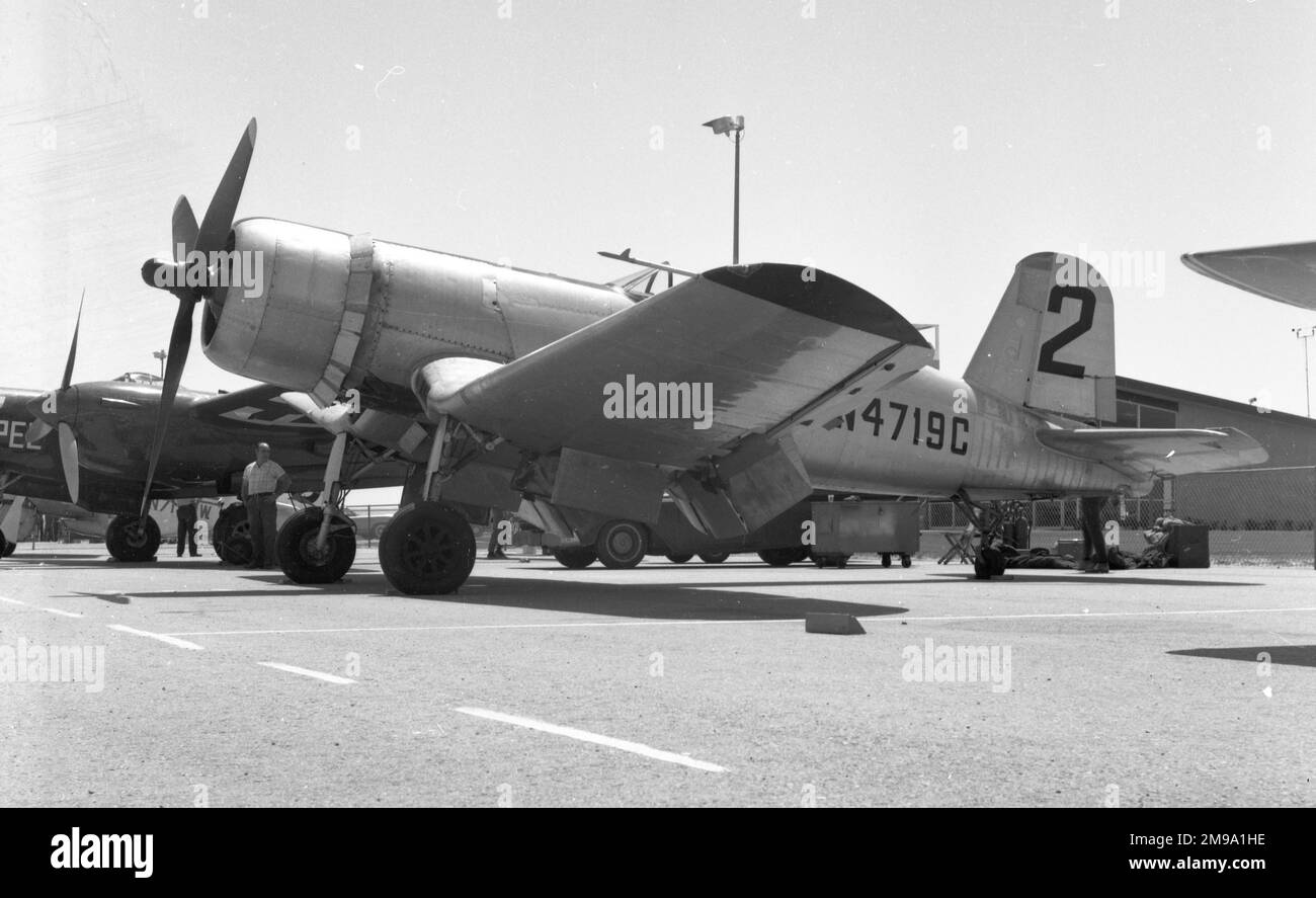 Goodyear FG-1D Corsair N4719C, Rennen Nummer 2 in Lancaster, Kalifornien, 1965, kurz vor dem Crash. Am 28. Mai 1965 stürzte Goodyear FG-1D N4719C, geflogen von Lynn E. Winney, und tötete Winney. Der Unfall ereignete sich vor dem Start der Los Angeles Air Races in Lancaster, Kalifornien, an denen Mr. Winney teilnehmen wollte. Der Bericht des NTSB besagt, dass der Pilot Aerobatik betrieben hat und in der Wüste bei Lancaster, CA, abstürzte. Mr. Winney starb sofort, und der FG-1D wurde durch den Aufprall und den anschließenden Brand vollständig zerstört. Stockfoto